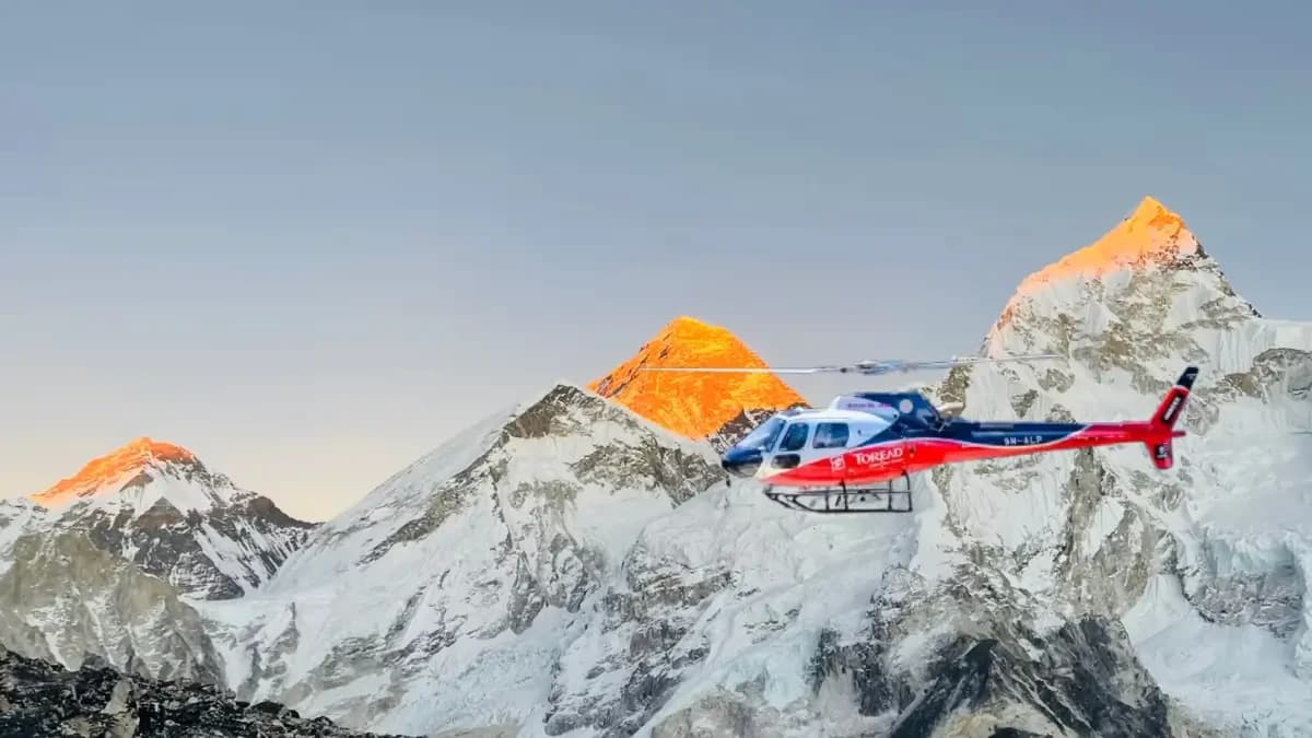 beautiful-everest-and-lhotse-view-during-heli-tour