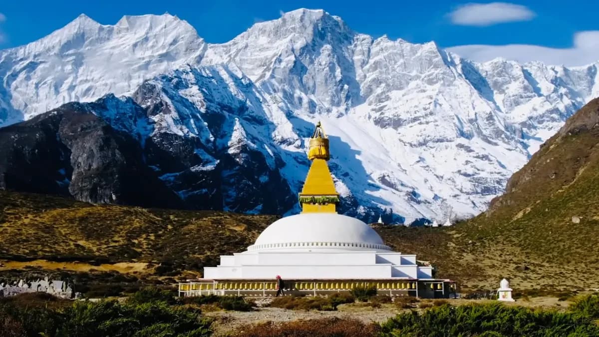 beautiful-monastry-in-lungden-everest