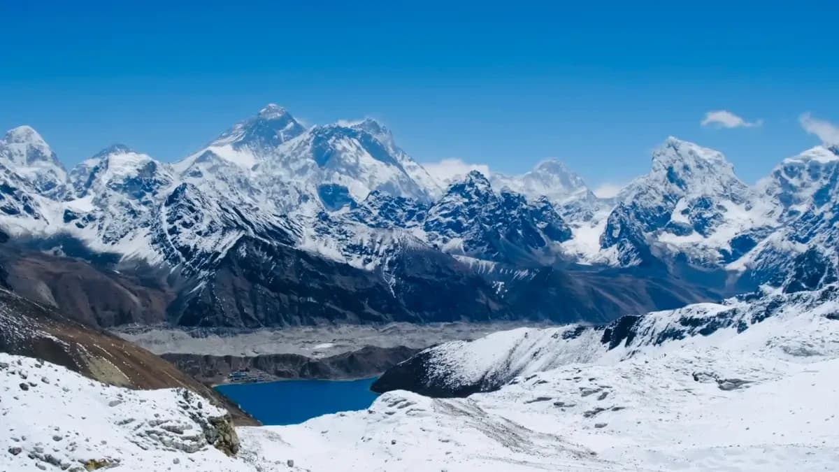 beautiful-Mt-everest-during-everest-trek