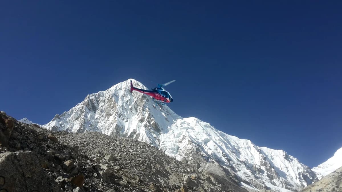 everest-helicopter-tour-in-kakapatthar