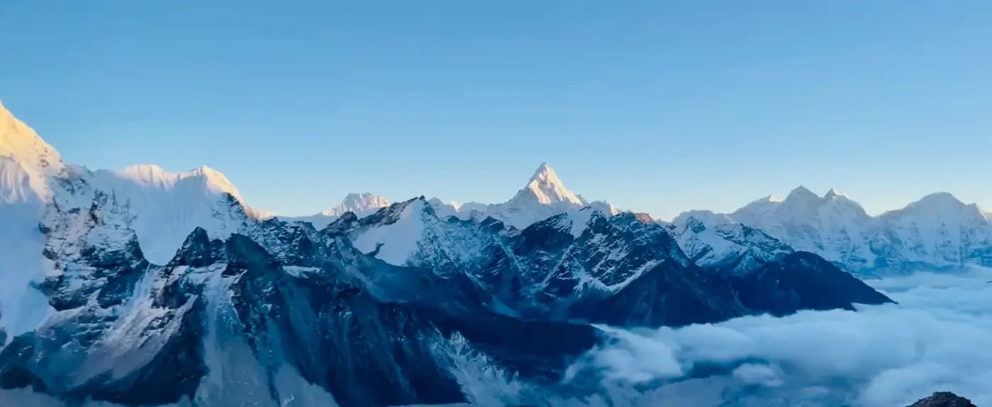Everest-region-surrounding-mountain