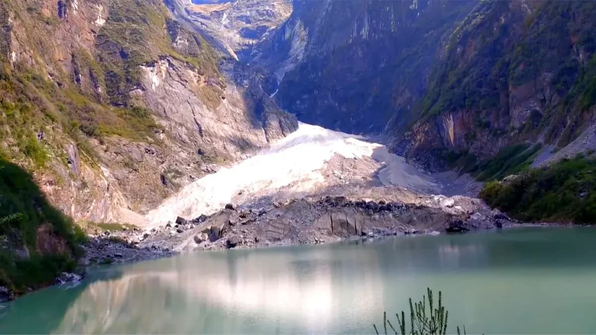 kapuche-glacier-lake-view