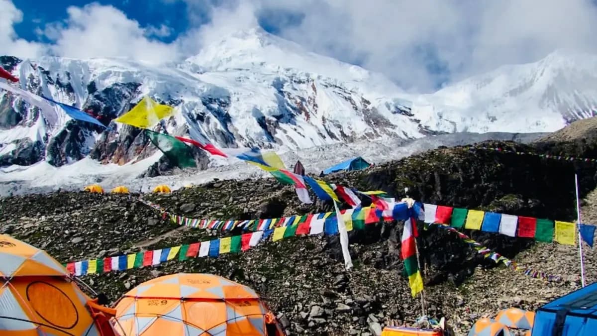Manaslu-base-camp-aring-prayer-flag