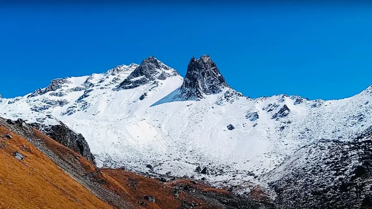 mountain-view-from-khayar-lake