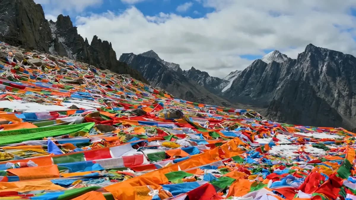 prayers-flags-kailash-mansarovar-tour