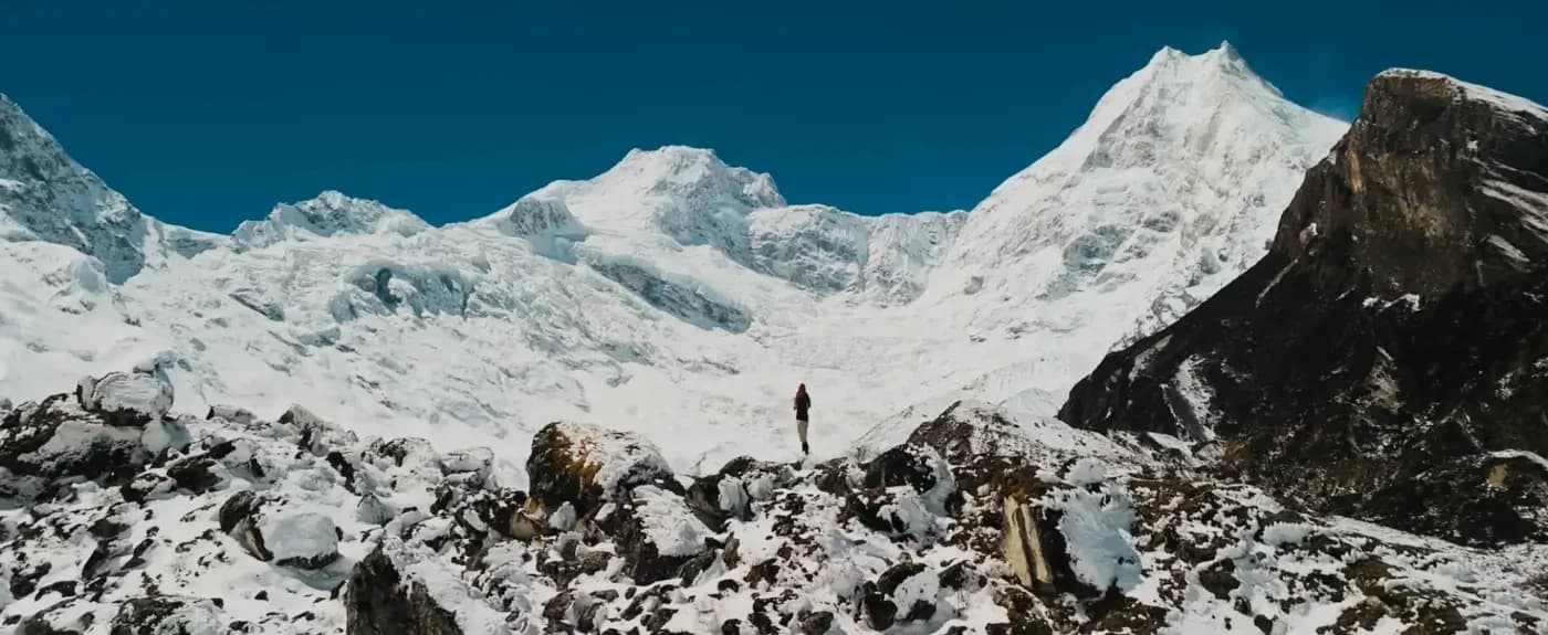 solo-female-manaslu-trekking-backround-mt-manaslupng