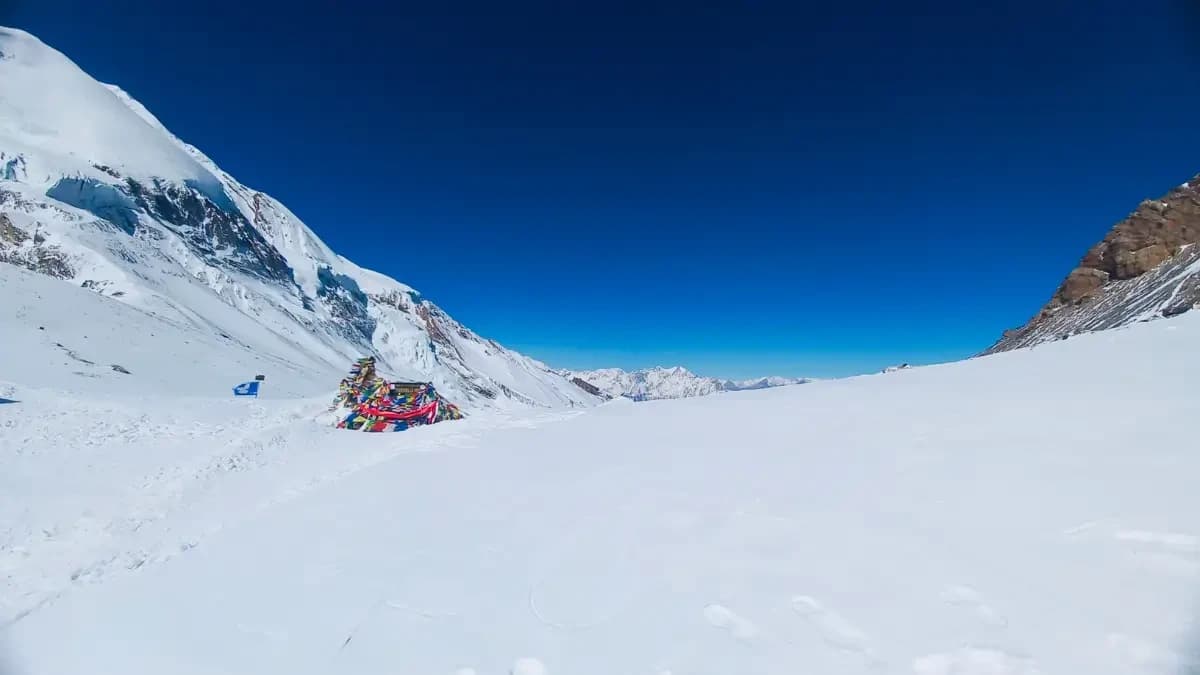 thorang-la-pass-during-in-annapurna-circuit