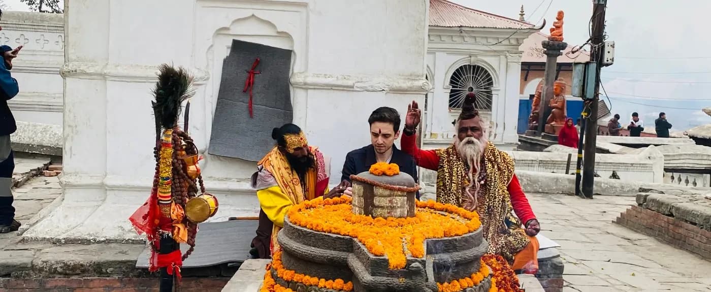 tourist-taking-picture-with-sadhus-in-pashupatinath.