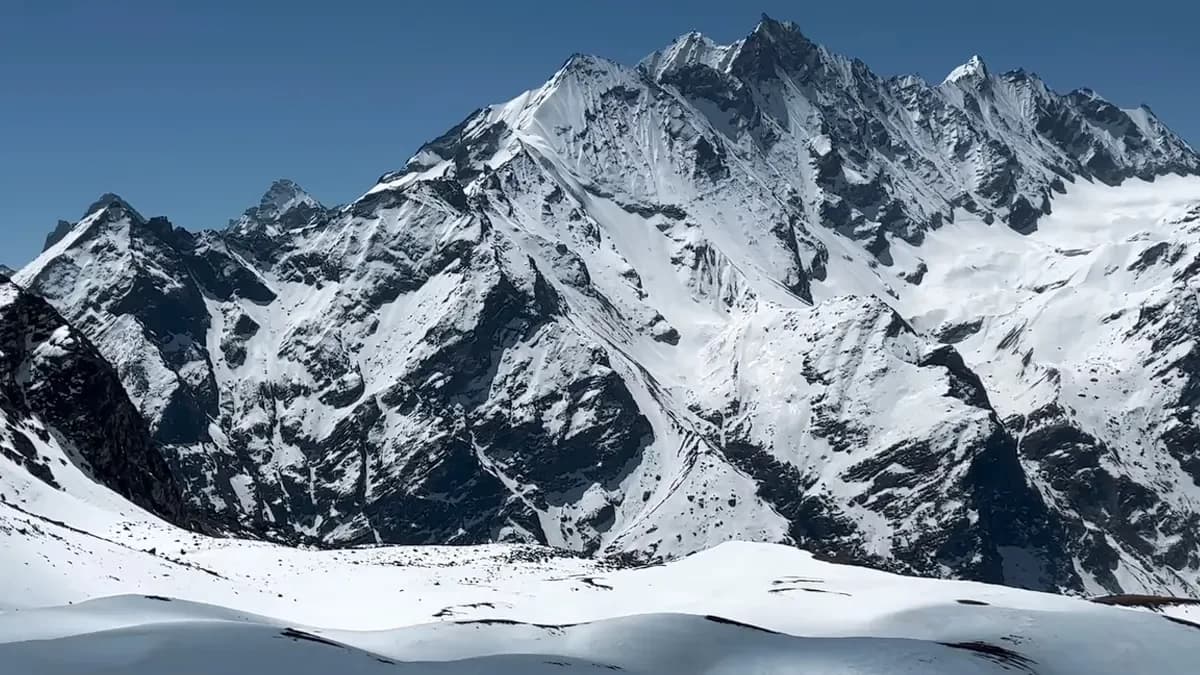 view-while-climbing-yala-peak